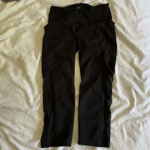 Cropped leggings with mesh sides